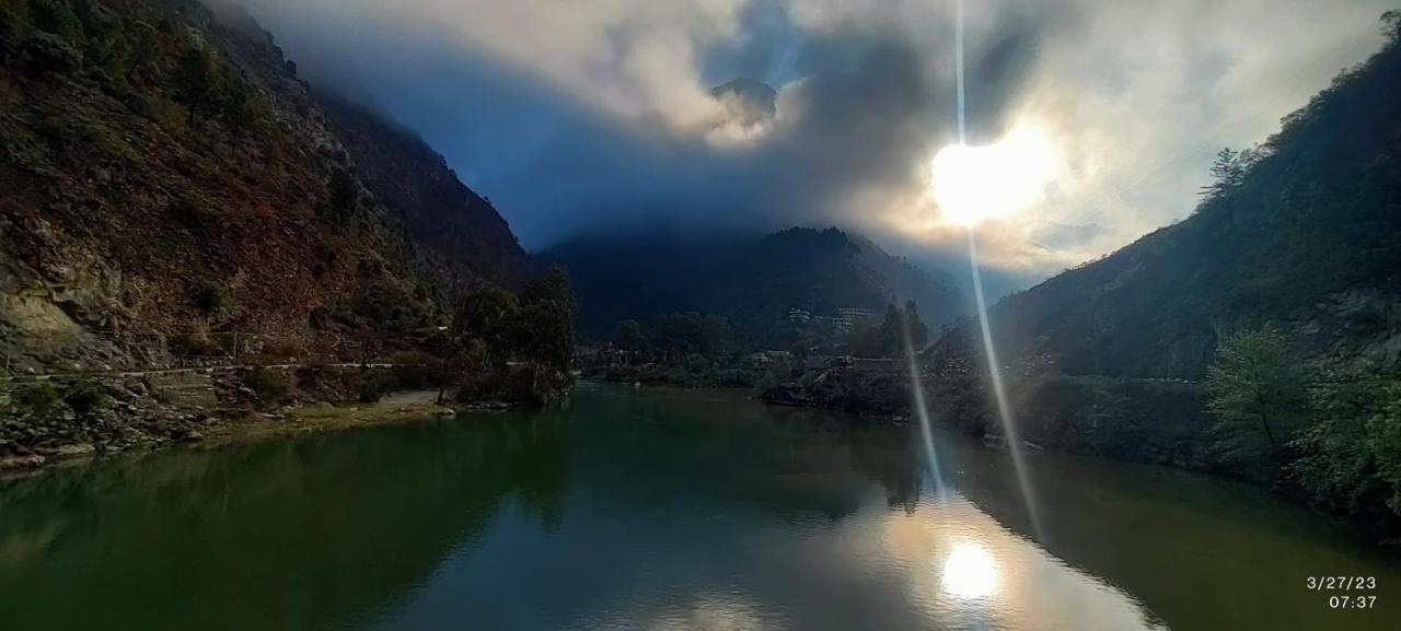 Tirthan Grand Riverside Banjār Eksteriør bilde
